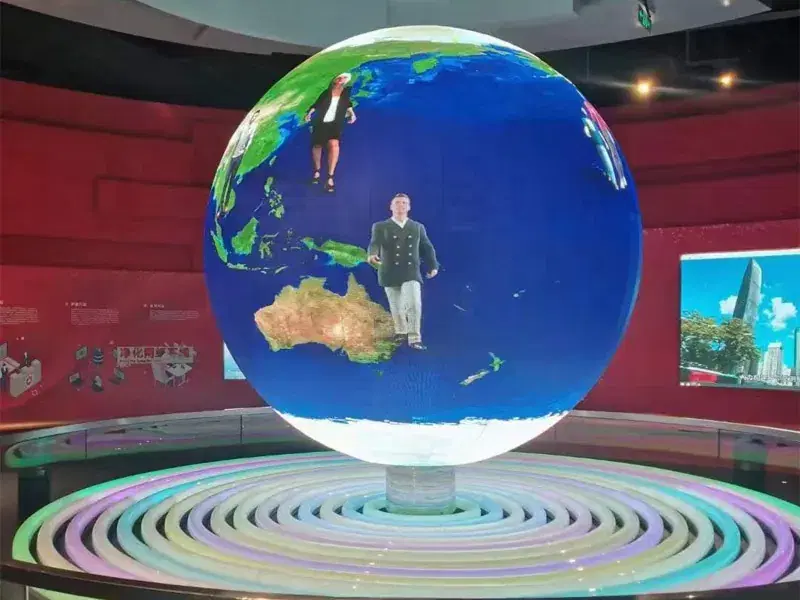 Esfera LED mostrando el planeta Tierra en una sala de exposición