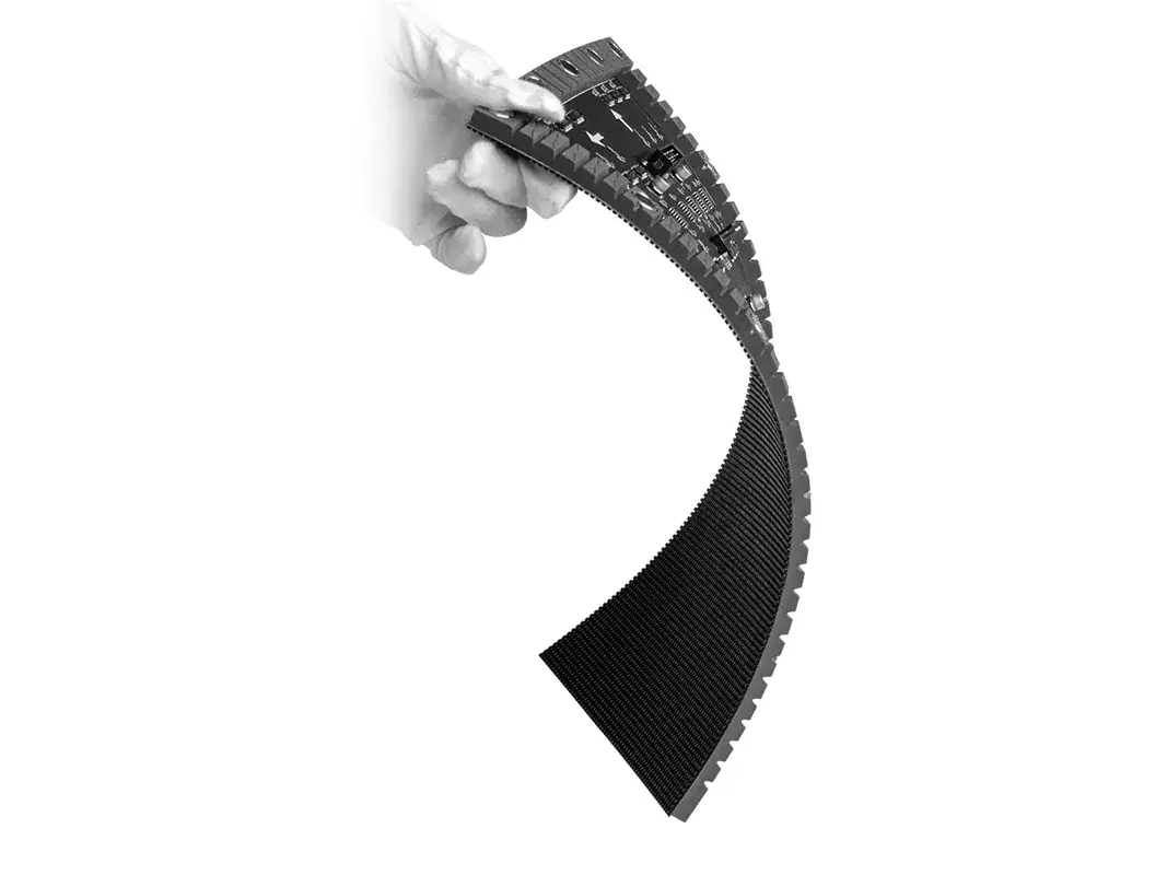 Módulo LED flexible curvado con la mano