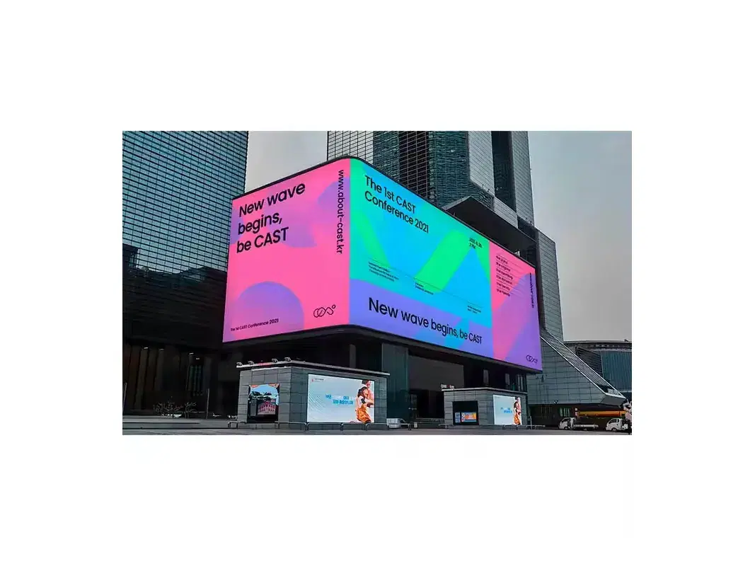 Pantalla LED en esquina de edificio con contenido publicitario