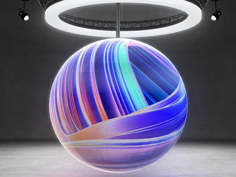 Esfera LED colgada bajo un aro de luz